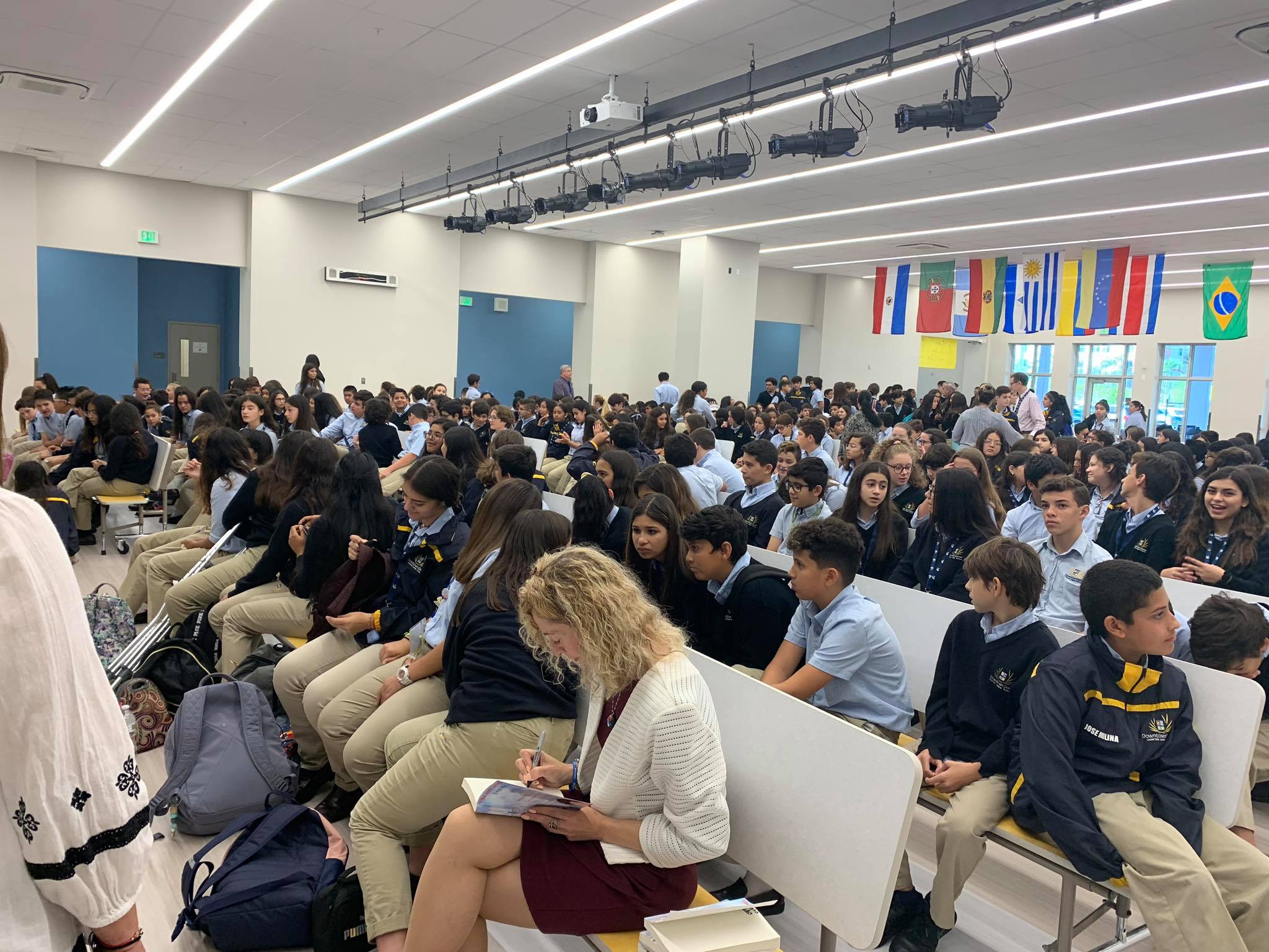 Mercedes R. Cervantes en evento con audiencia